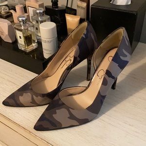 Jessica Simpson pumps